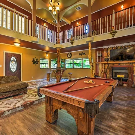 Spacious Conroe Home With Foosball And Pool Table!
